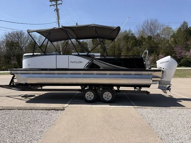 Slide: The Image of Avalon LSZ Versatile Rear Bench 23 FT 2026 - 16