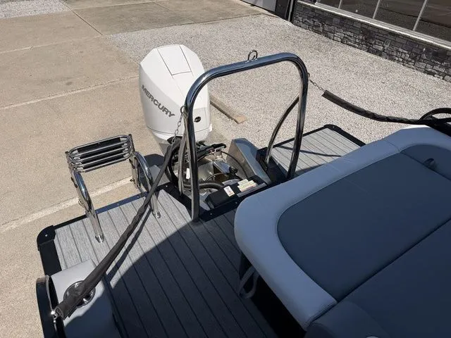 Slide: The Image of Avalon LSZ Versatile Rear Bench 23 FT 2026 - 3