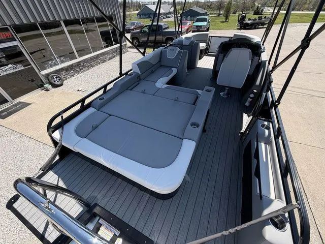 Slide: The Image of Avalon LSZ Versatile Rear Bench 23 FT 2026 - 4