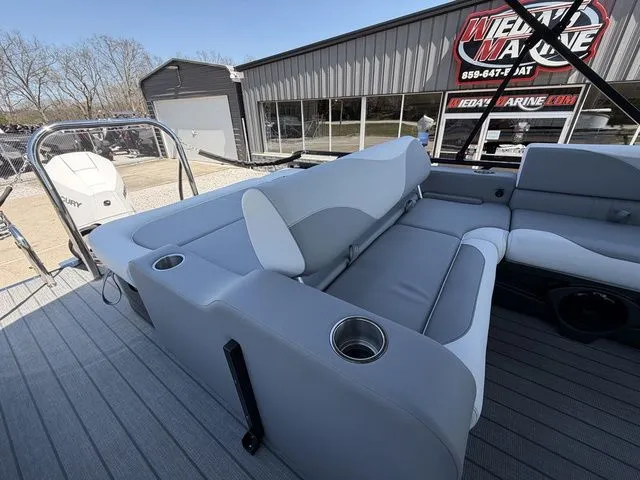 Slide: The Image of Avalon LSZ Versatile Rear Bench 23 FT 2026 - 5