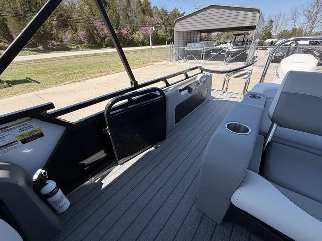 Slide: The Image of Avalon LSZ Versatile Rear Bench 23 FT 2026 - 6