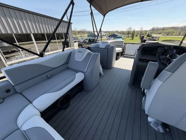 Slide: The Image of Avalon LSZ Versatile Rear Bench 23 FT 2026 - 7