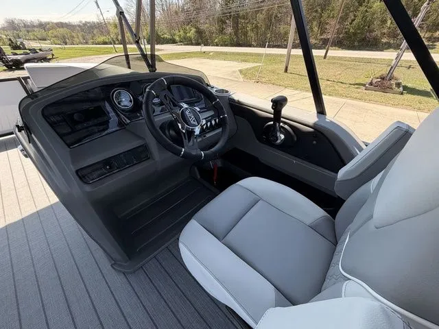 Slide: The Image of Avalon LSZ Versatile Rear Bench 23 FT 2026 - 8