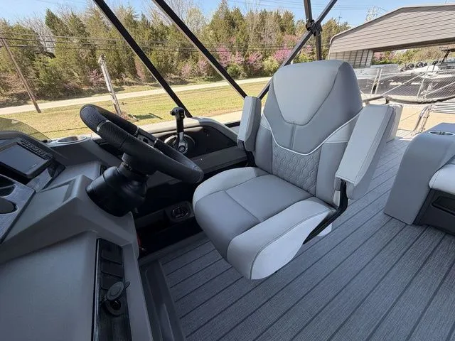 Slide: The Image of Avalon LSZ Versatile Rear Bench 23 FT 2026 - 9