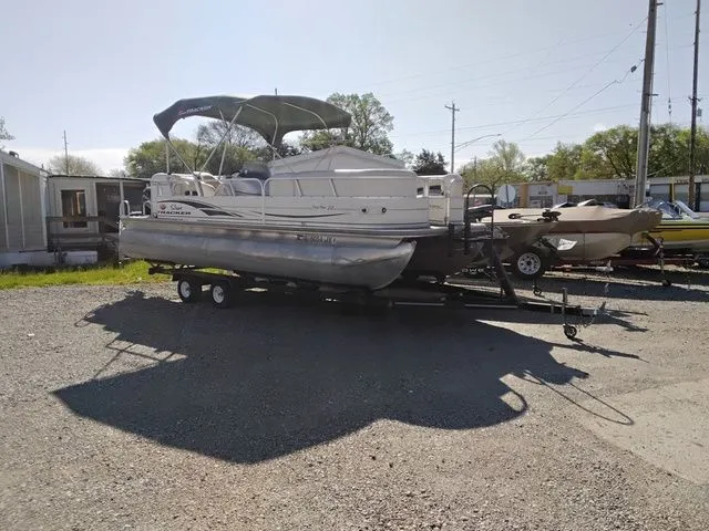The Image of Sun Tracker Party Barge 22 DLX 2005 - 1