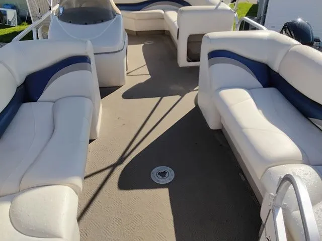 Slide: The Image of Sun Tracker Party Barge 22 DLX 2005 - 4