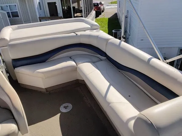 Slide: The Image of Sun Tracker Party Barge 22 DLX 2005 - 5