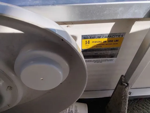 Slide: The Image of Sun Tracker Party Barge 22 DLX 2005 - 8