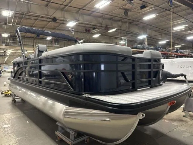 The Image of Bennington S Quad Bench 22 SSR Tritoon 2026 - 1