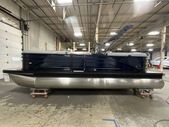 Slide: The Image of Bennington S Quad Bench 22 SSR Tritoon 2026 - 5