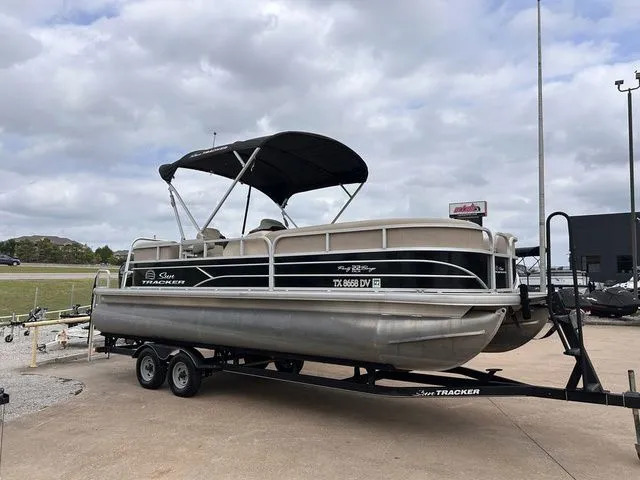 The Image of Sun Tracker Party Barge 22 DLX 2017 - 1