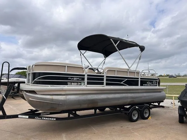 Slide: The Image of Sun Tracker Party Barge 22 DLX 2017 - 10