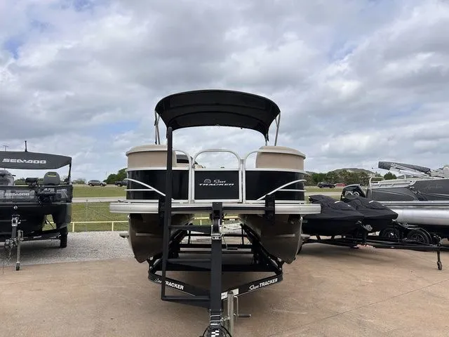 Slide: The Image of Sun Tracker Party Barge 22 DLX 2017 - 11