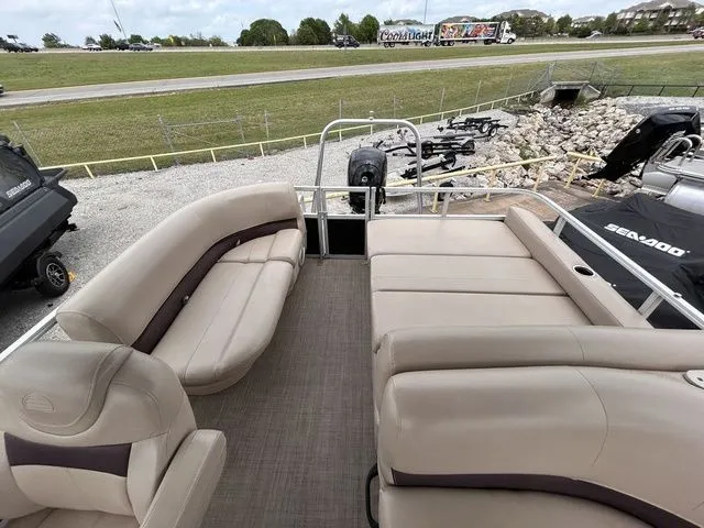 Slide: The Image of Sun Tracker Party Barge 22 DLX 2017 - 16