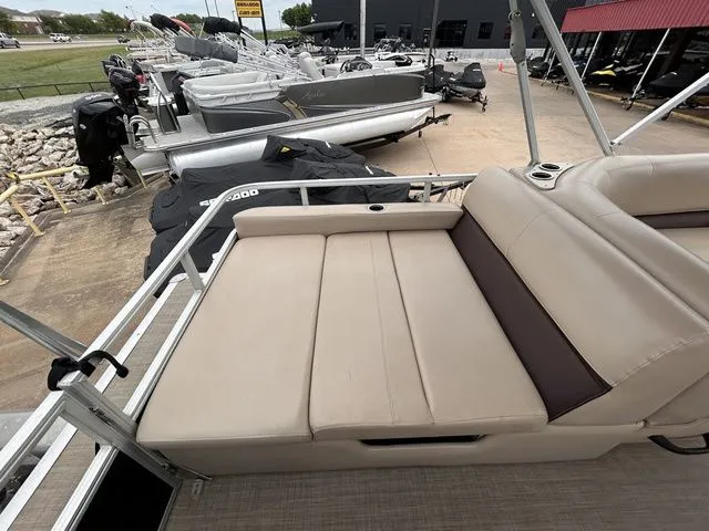 Slide: The Image of Sun Tracker Party Barge 22 DLX 2017 - 18