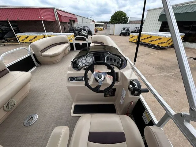 Slide: The Image of Sun Tracker Party Barge 22 DLX 2017 - 19