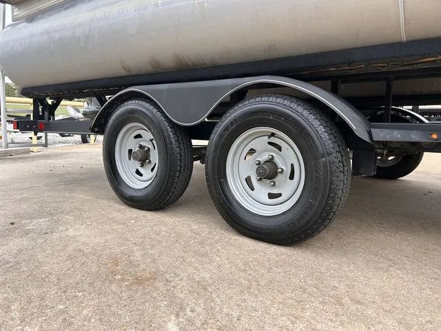 Slide: The Image of Sun Tracker Party Barge 22 DLX 2017 - 3