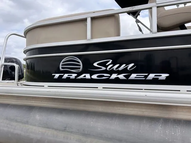 Slide: The Image of Sun Tracker Party Barge 22 DLX 2017 - 4