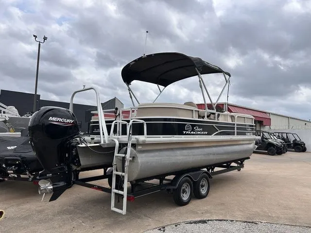 Slide: The Image of Sun Tracker Party Barge 22 DLX 2017 - 5