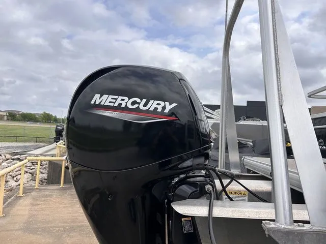 Slide: The Image of Sun Tracker Party Barge 22 DLX 2017 - 6