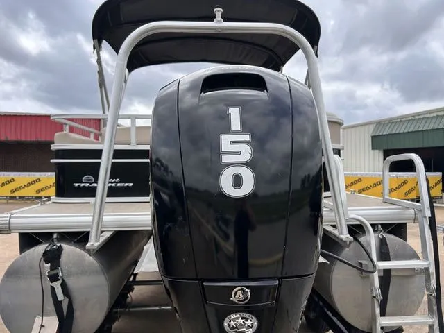 Slide: The Image of Sun Tracker Party Barge 22 DLX 2017 - 8