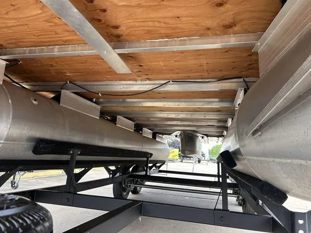 Slide: The Image of Sun Tracker Party Barge 22 DLX 2023 - 12