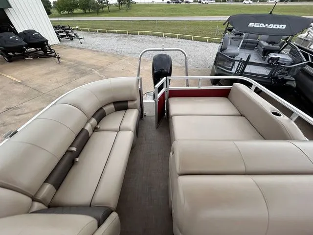 Slide: The Image of Sun Tracker Party Barge 22 DLX 2023 - 16