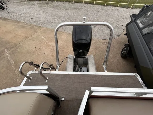 Slide: The Image of Sun Tracker Party Barge 22 DLX 2023 - 19