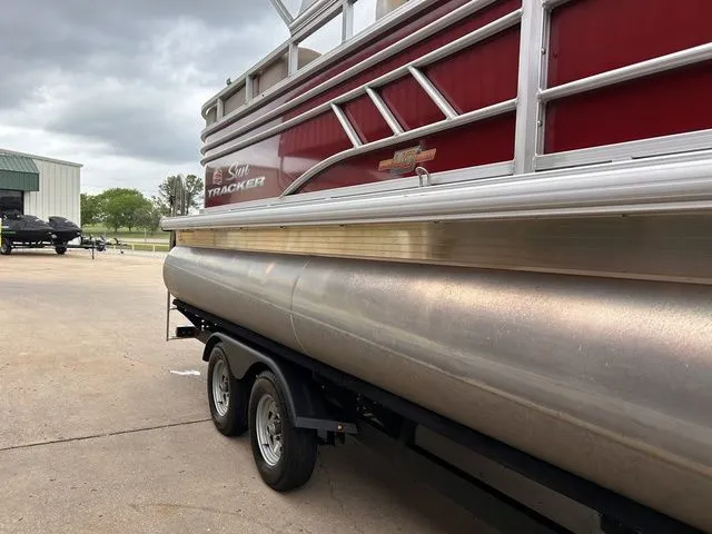 Slide: The Image of Sun Tracker Party Barge 22 DLX 2023 - 3