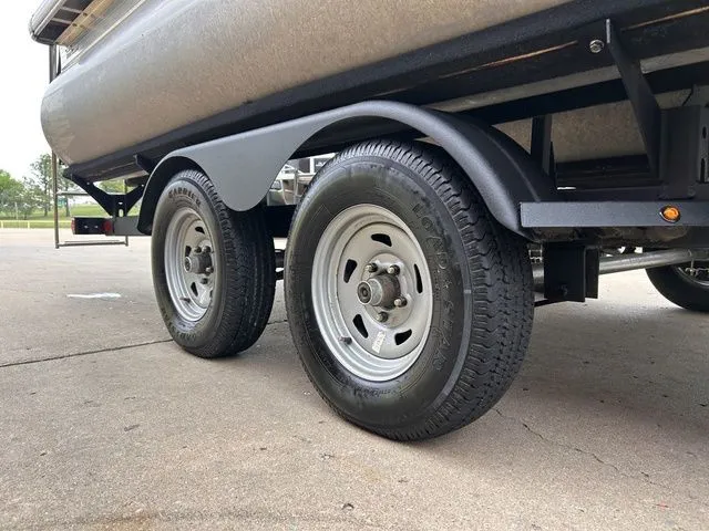 Slide: The Image of Sun Tracker Party Barge 22 DLX 2023 - 4