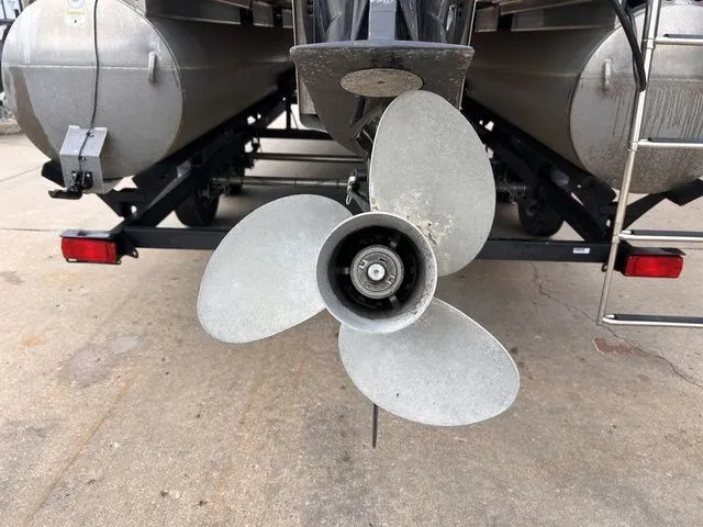 Slide: The Image of Sun Tracker Party Barge 22 DLX 2023 - 8