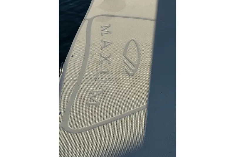 Slide: The Image of 1998 Maxum 3700 SCR boat deck with embossed logo in sunlight. - 30