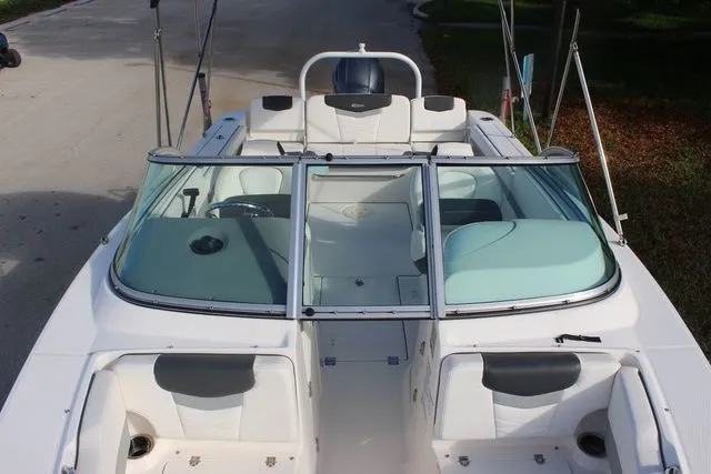 Slide: The Image of Robalo R207 Dual Console 2023 - 14