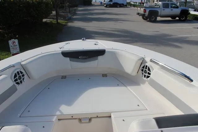 Slide: The Image of Robalo R207 Dual Console 2023 - 15