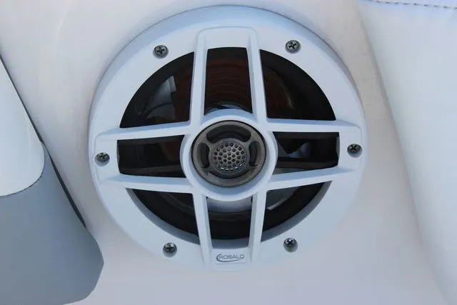 Slide: The Image of Robalo R207 Dual Console 2023 - 16