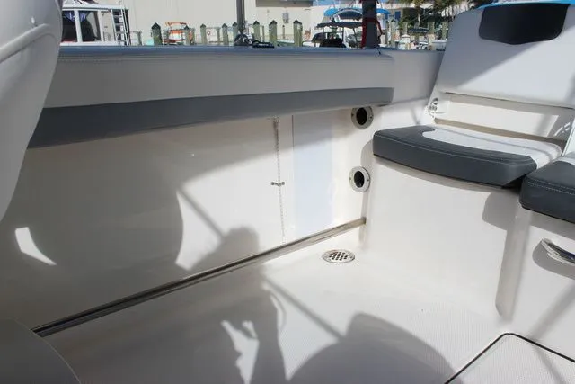 Slide: The Image of Robalo R207 Dual Console 2023 - 19
