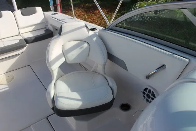 Slide: The Image of Robalo R207 Dual Console 2023 - 22