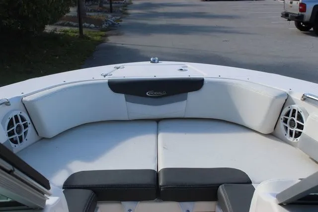 Slide: The Image of Robalo R207 Dual Console 2023 - 27