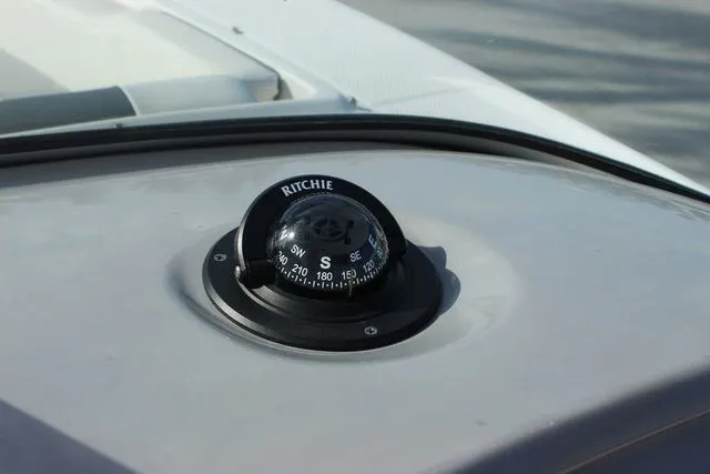Slide: The Image of Robalo R207 Dual Console 2023 - 28