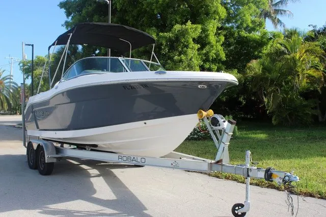 Slide: The Image of Robalo R207 Dual Console 2023 - 3