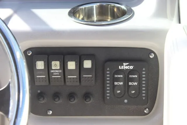 Slide: The Image of Robalo R207 Dual Console 2023 - 32