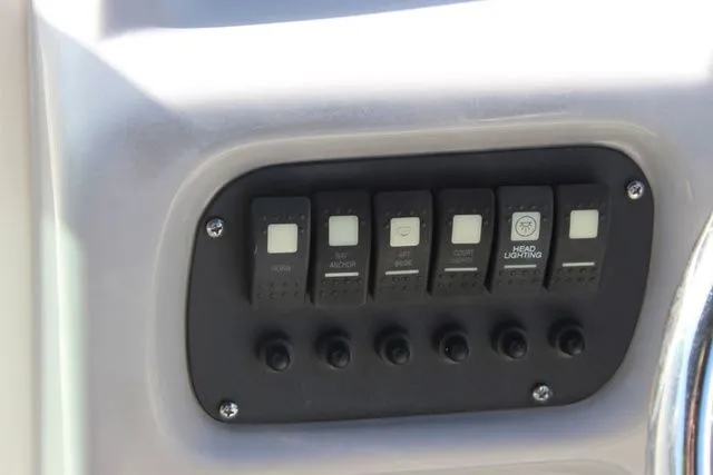 Slide: The Image of Robalo R207 Dual Console 2023 - 33