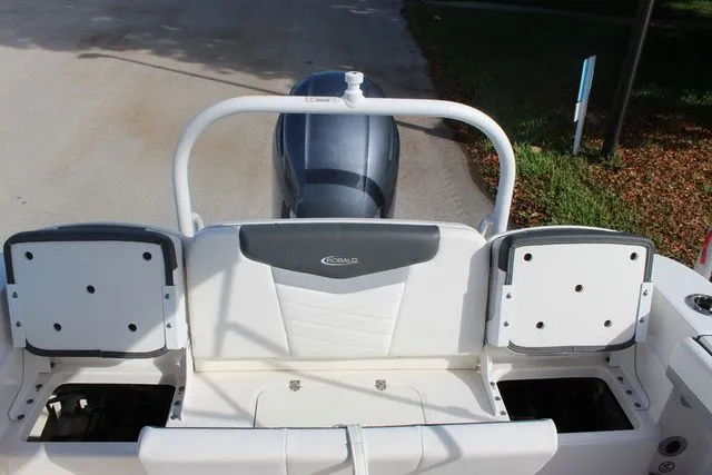 Slide: The Image of Robalo R207 Dual Console 2023 - 35