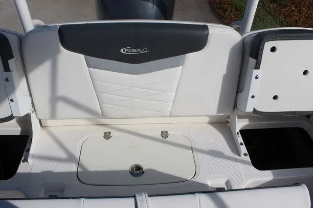 Slide: The Image of Robalo R207 Dual Console 2023 - 36