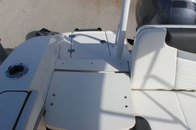 Slide: The Image of Robalo R207 Dual Console 2023 - 37