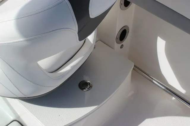 Slide: The Image of Robalo R207 Dual Console 2023 - 39