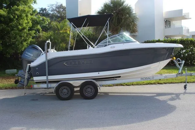 Slide: The Image of Robalo R207 Dual Console 2023 - 4