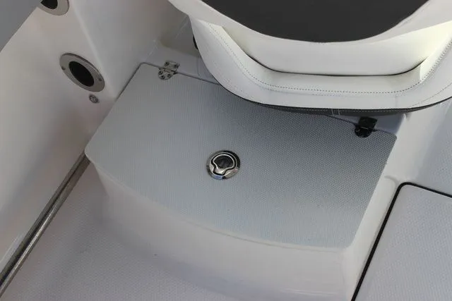 Slide: The Image of Robalo R207 Dual Console 2023 - 40