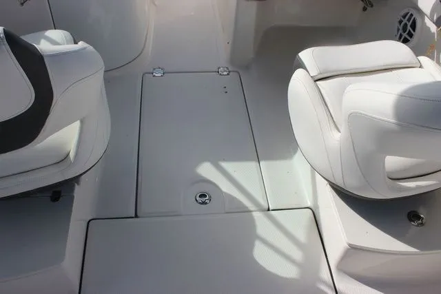 Slide: The Image of Robalo R207 Dual Console 2023 - 41