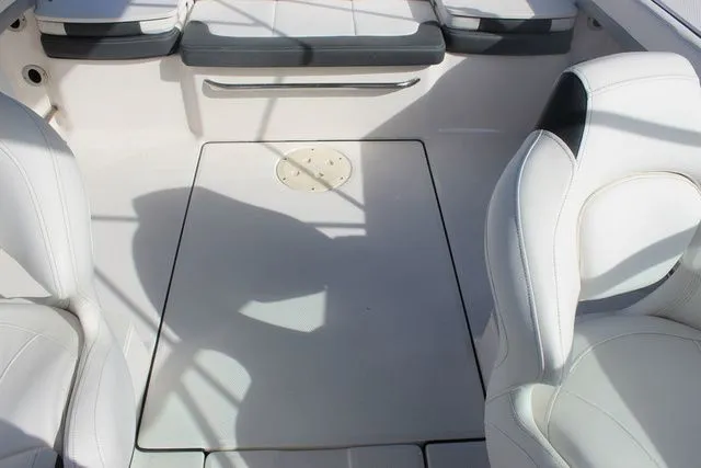 Slide: The Image of Robalo R207 Dual Console 2023 - 42